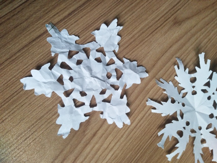 怎么用白色彩纸裁剪一朵简单漂亮的雪花图案
