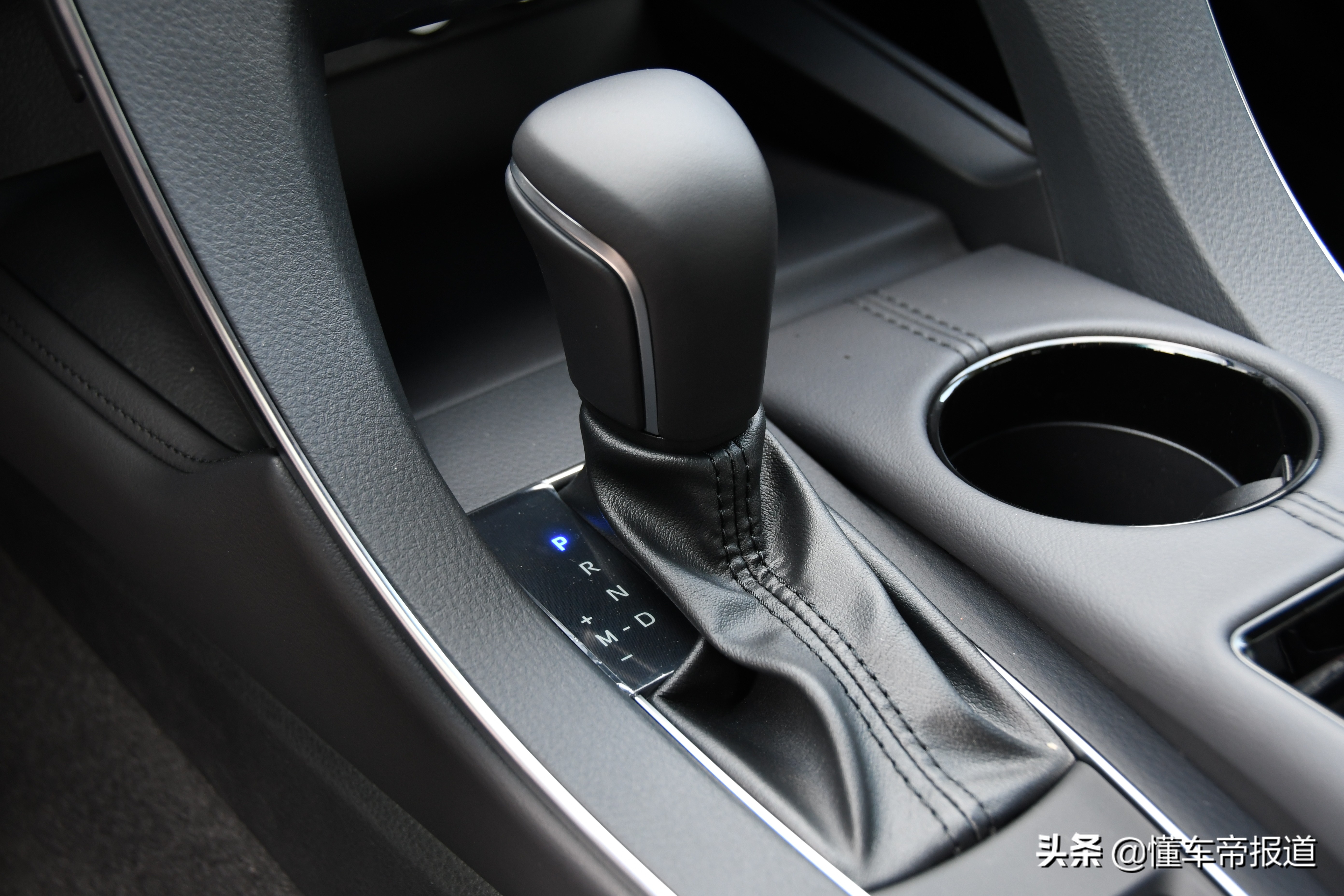 一汽丰田新款亚洲龙 2.0L 臻选版汽车上市：支持苹果 CarPlay