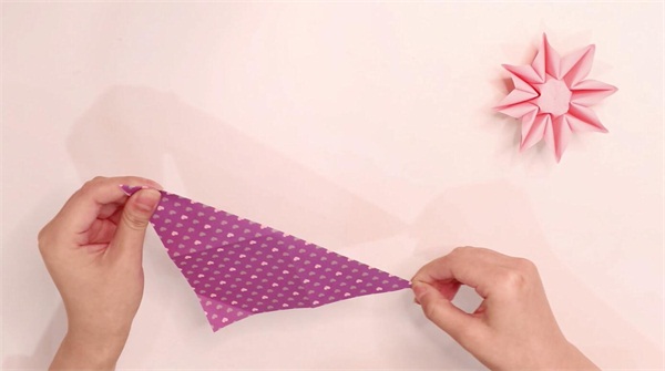 一朵漂亮的太阳花 怎么样用彩纸折叠