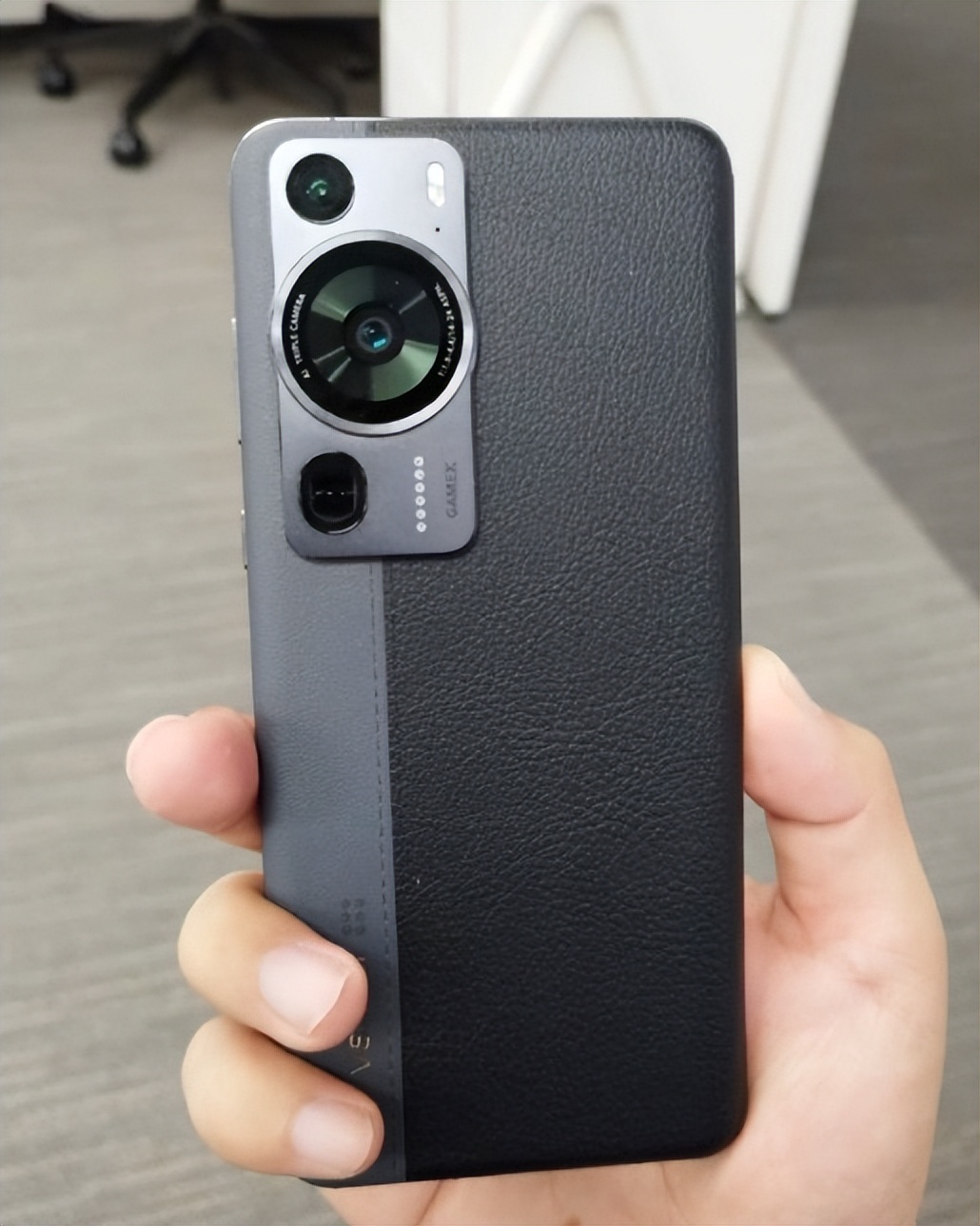 华为 P60 Pro 手机素皮版工程机曝光，采用拼接灰黑撞色设计