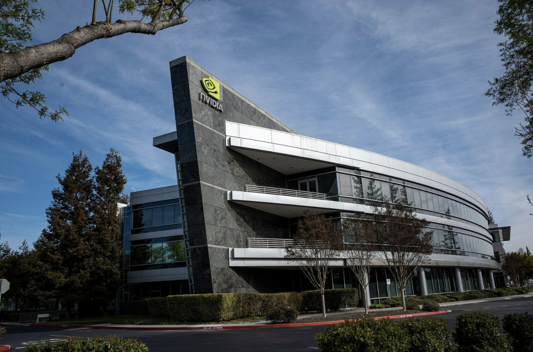 英伟达黄仁勋家族图首度曝光：AMD 苏姿丰要喊他表舅