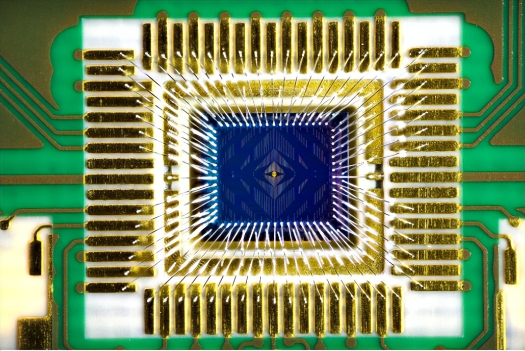 英特尔处理器改名放弃“i”，发布12量子比特硅基量子芯片