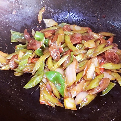 芹菜炒腊肠的做法——简单的家常菜菜谱！