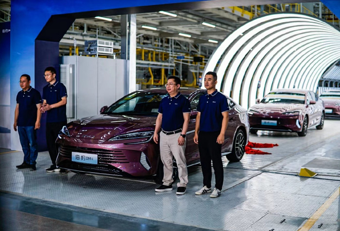 比亚迪海豹 DM-i 首批量产车在郑州基地下线，预计月产能达 3 万辆
